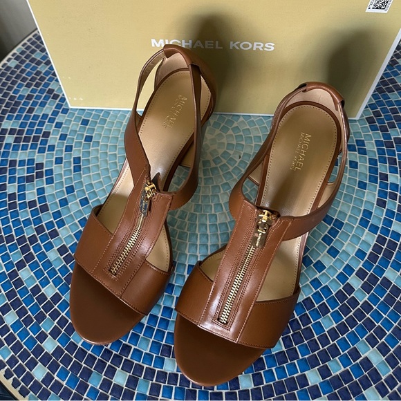 Michael Kors Sandals Size 10 in the color Luggage - Picture 2 of 8